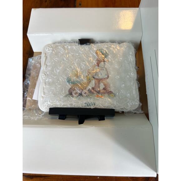 New In Box Berta Hummel Sunshine Stroll Ceramic plate with Display Stand set - Picture 2 of 7